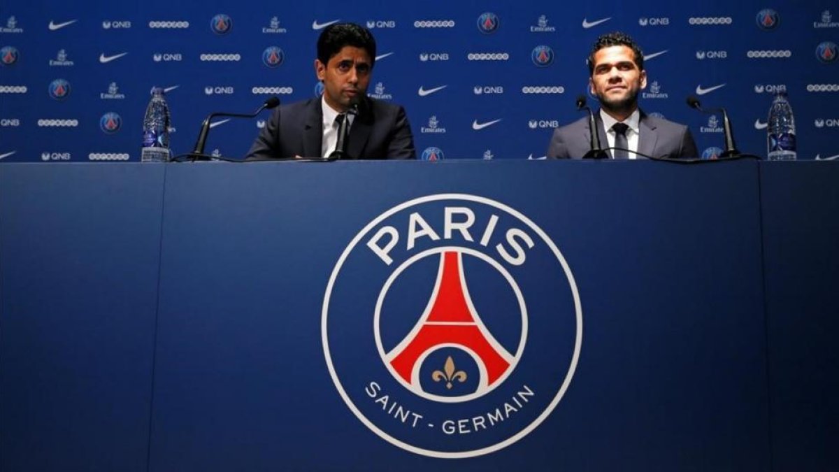 Nasser Al-Khelaifi, el presidente del París SG, junto a Dani Alves, en el Parque de los Príncipes.-REUTERS