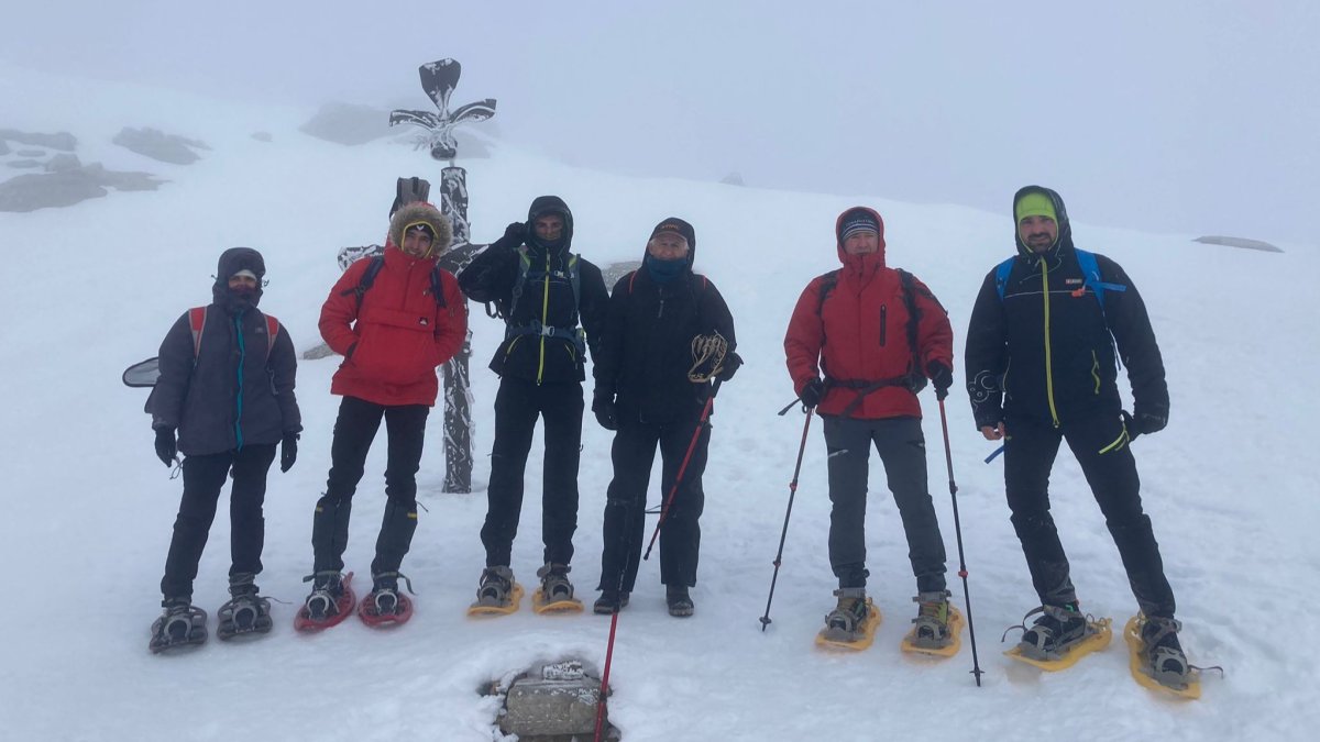 Montañeros de Covaleda que ascendieron ayer a la cumbre del Urbión.-VIDAL HERRERO