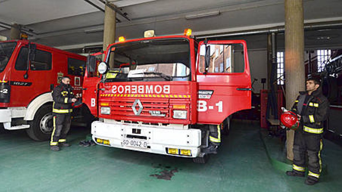 Varios efectivos en el parque de bomberos de la capital. / ÁLVARO MARTÍNEZ-