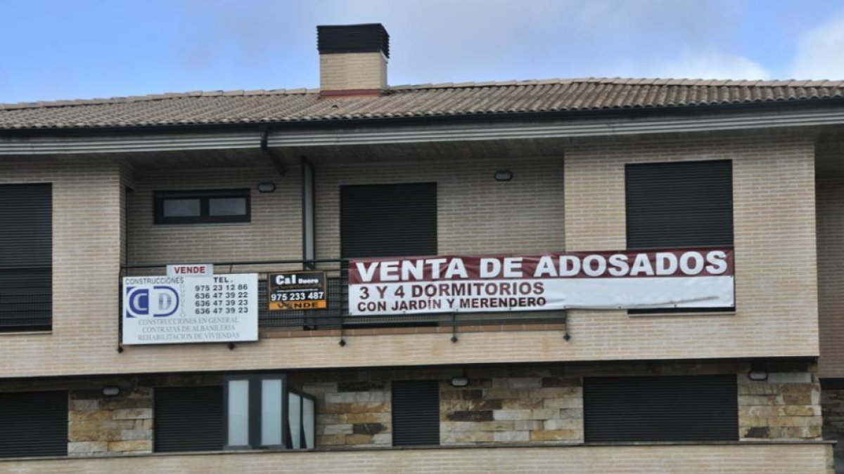 Viviendas en venta en una imagen de archivo.-VALENTÍN GUISANDE