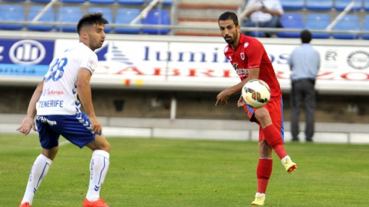 Isidoro jugaba el domingo ante el Tenerife su último partido con la camiseta rojilla del Numancia.-Diego Mayor