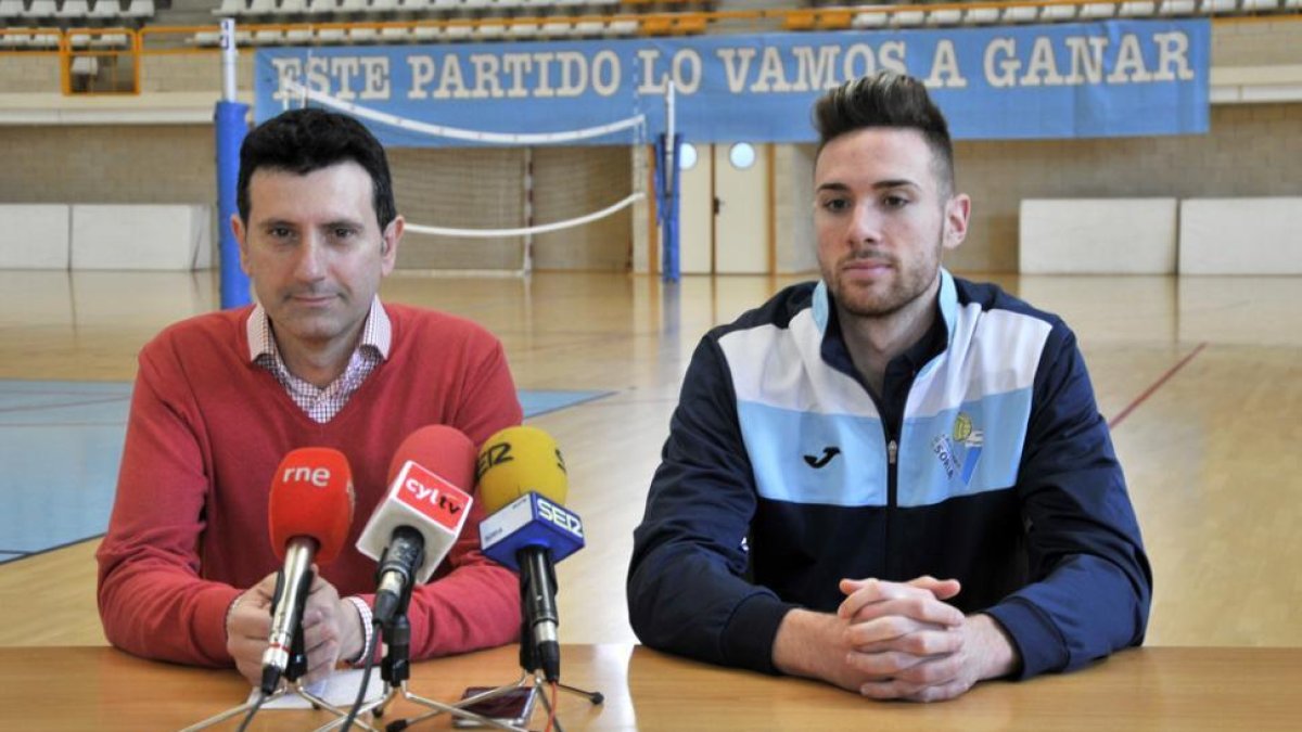 El vicepresidente Ángel Romera y el jugador Carlos Jiménez en la cancha de Los Pajaritos.-Valentín Guisande
