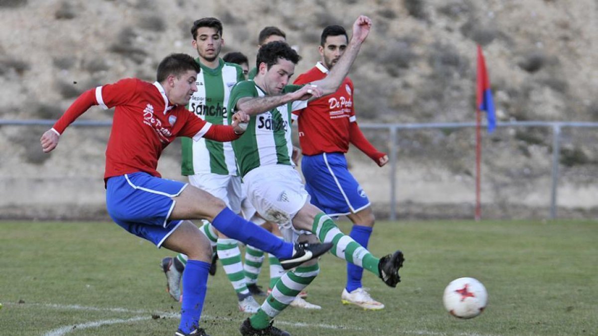 Un momento de juego, ayer, en el municipal de El Burgo de Osma entre el Uxama y el Cebrereña-VALENTÍN GUISANDE