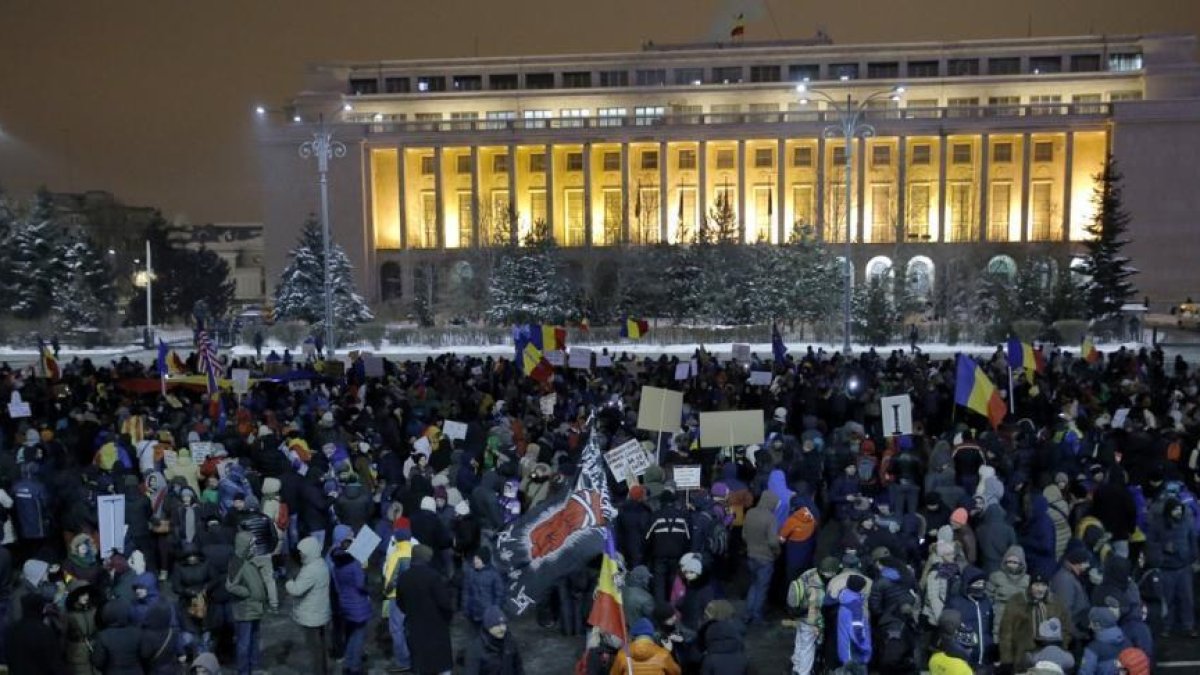 Manifestación contra el Gobierno en Bucarest.-ROBERT GHEMENT / EFE
