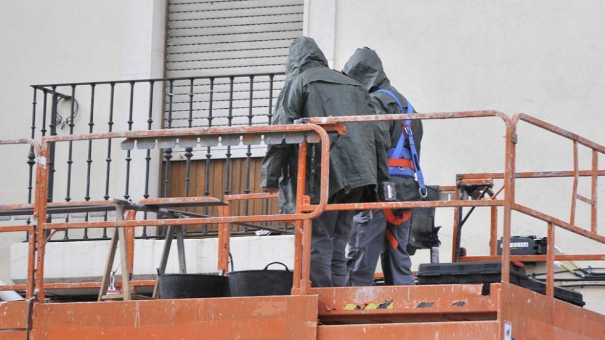 Trabajadores subidos a un andamio.-VALENTÍN GUISANDE