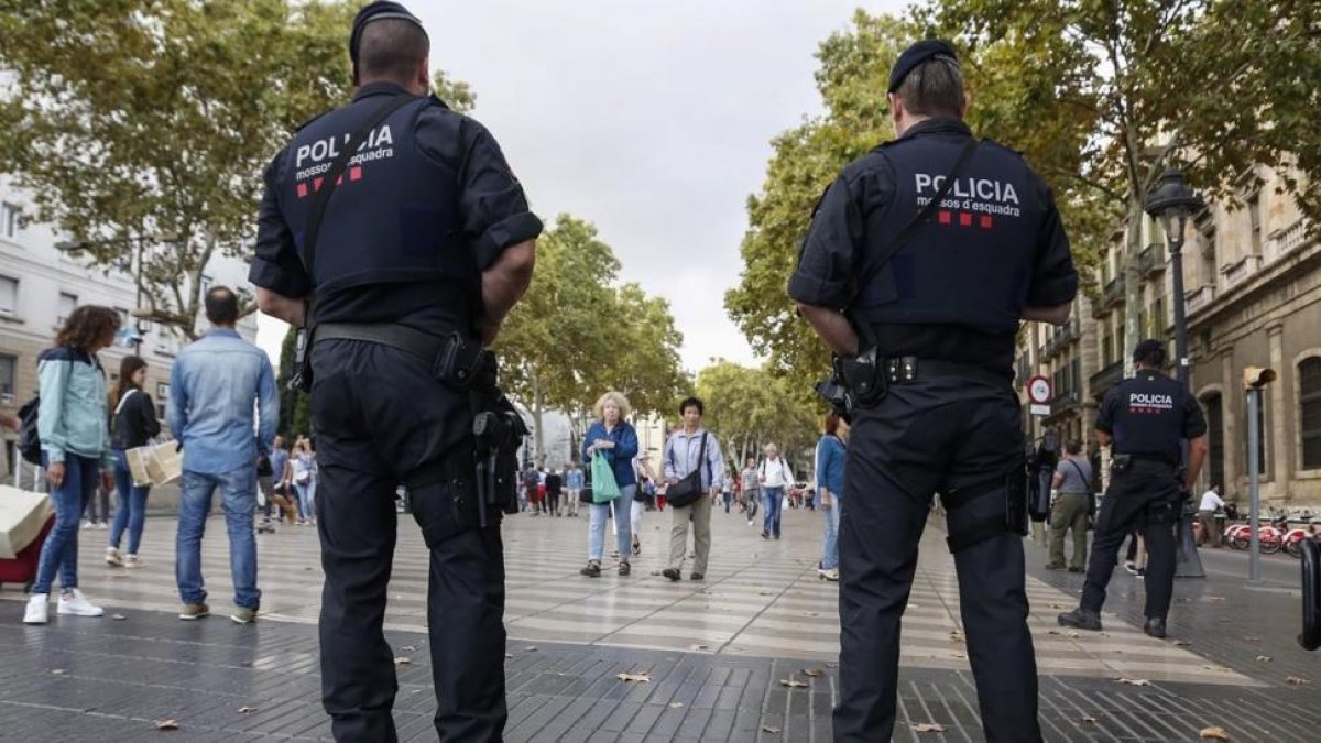 Vigilancia de los Mossos de Esquadra en las Ramblas.-JULIO CARBO