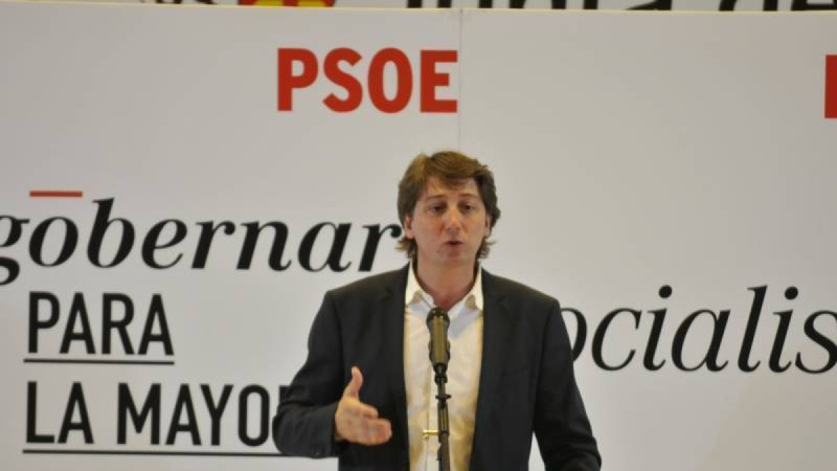 Mínguez, ayer, en el mitin.-VALENTÍN GUISANDE