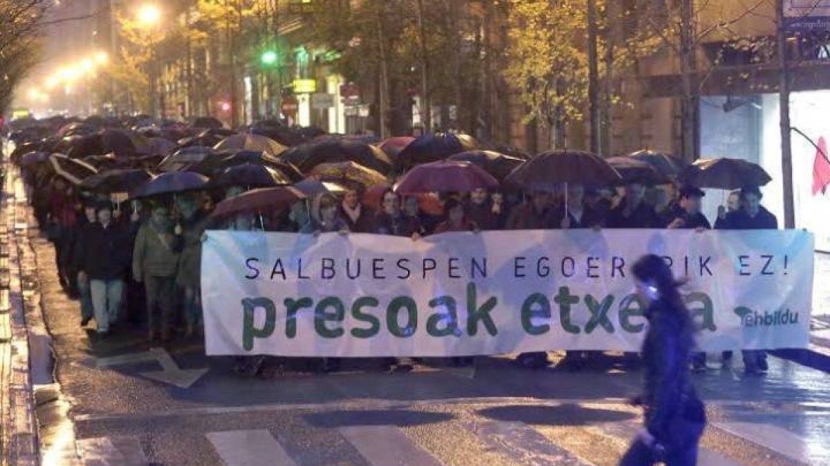 Cabeza de la manifestación celebrada hoy en San Sebastian, convocada por EH Bildu, contra la política penitenciaria del Gobierno con el lema en euskera