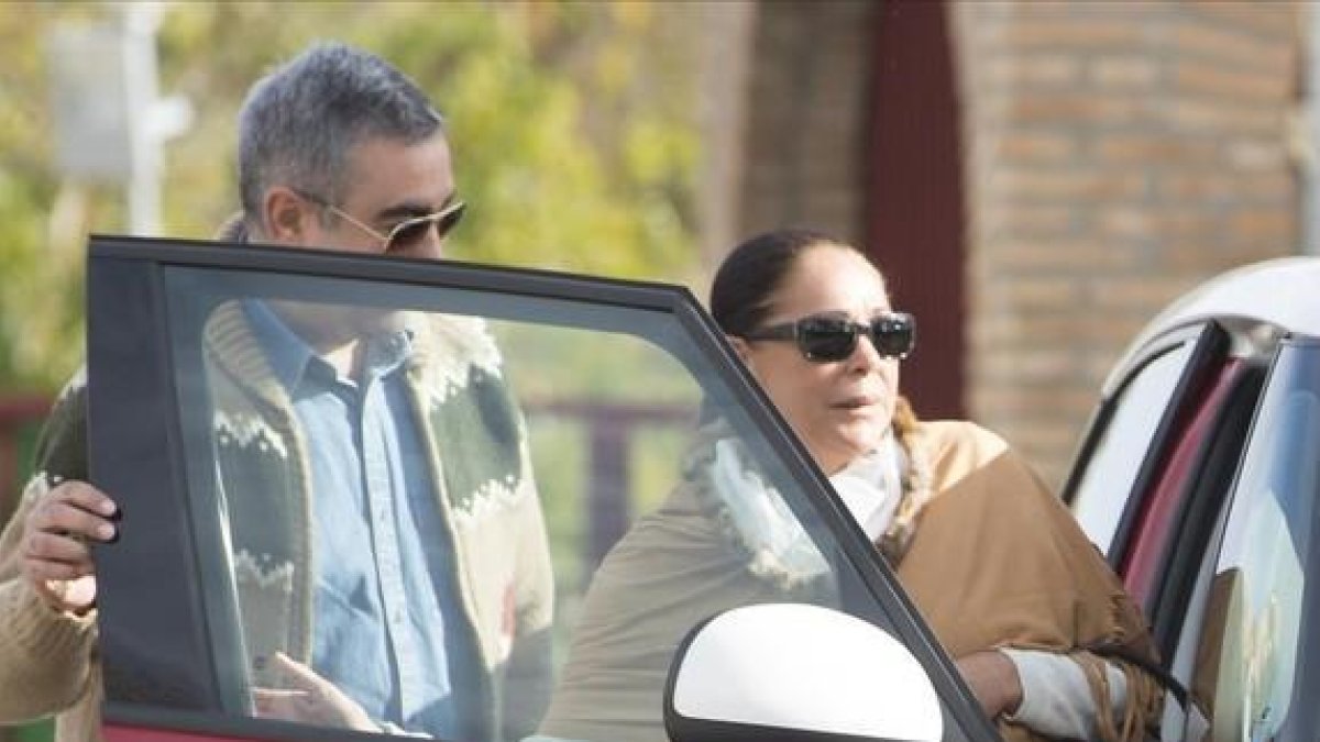 Isabel Pantoja abandona este lunes la cárcel de Alcalá de Guadaíra, en compañía de su hermano Agustín.-EFE / RAÚL CAR