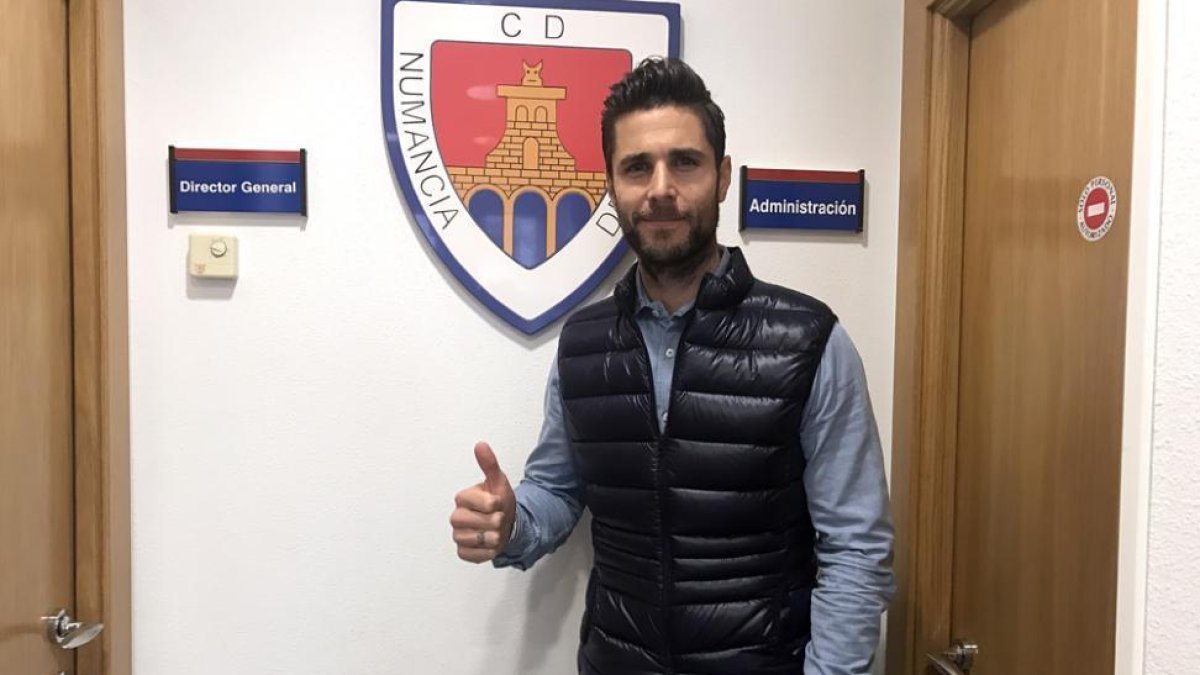 Kike Sola, que llega cedido del Athletic de Bilbao, ayer en las oficinas del C.D. Numancia.-C.D. Numancia