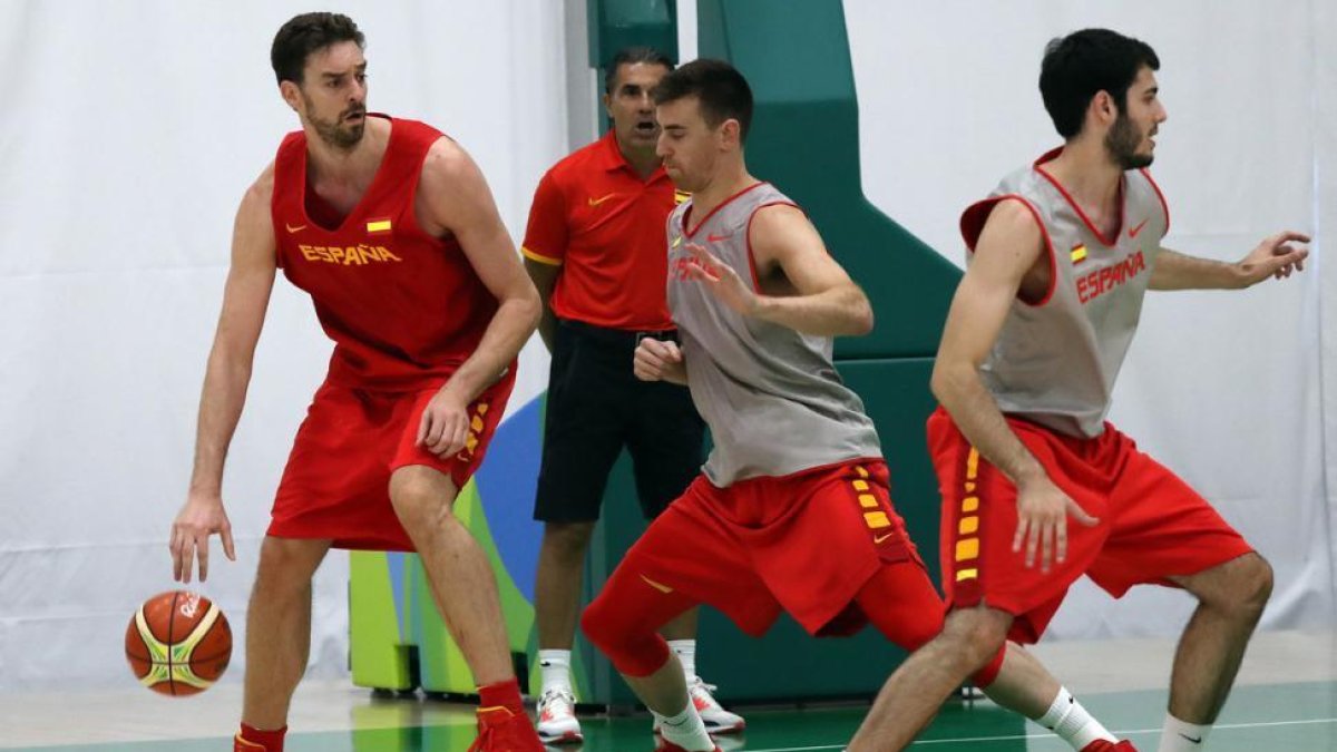 Gasol, en primer plano, en el entrenamiento de la selección en Río.-MARIO RUIZ / EFE