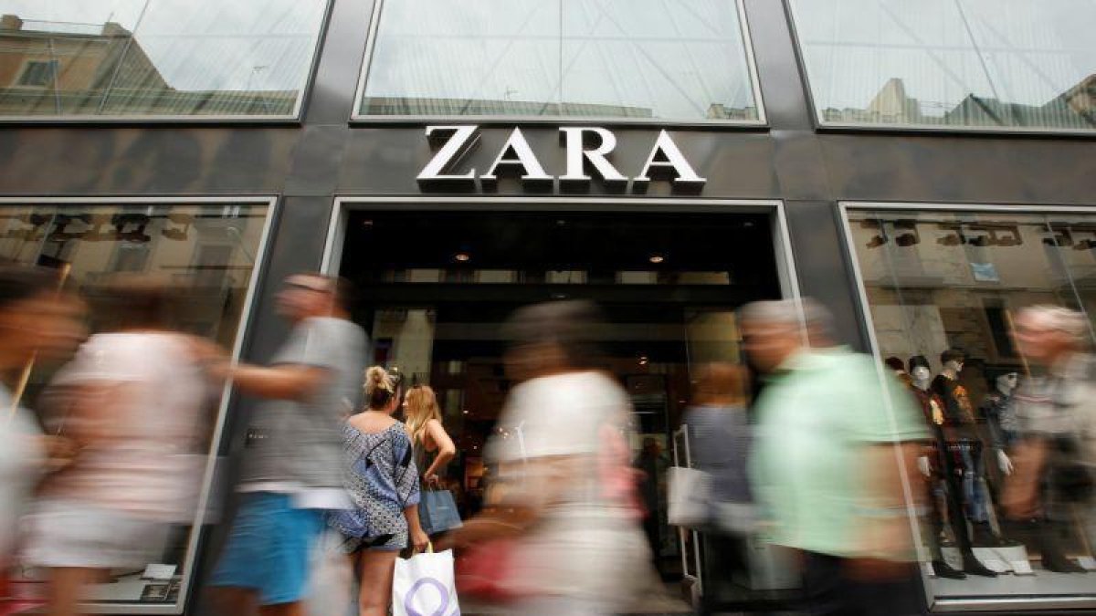 Tienda de Zara en Barcelona.-ALBERT GEA (REUTERS)