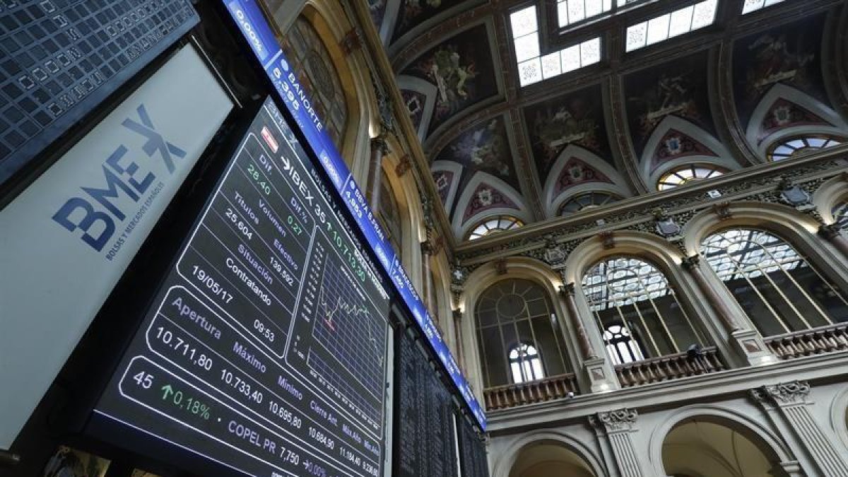 La Bolsa española ha abierto hoy la sesión en positivo y su principal indicador, el IBEX 35, gana un 0,26%, con lo que recupera los 10.700 puntos y se sitúa, concretamente, en 10.712.-EFE