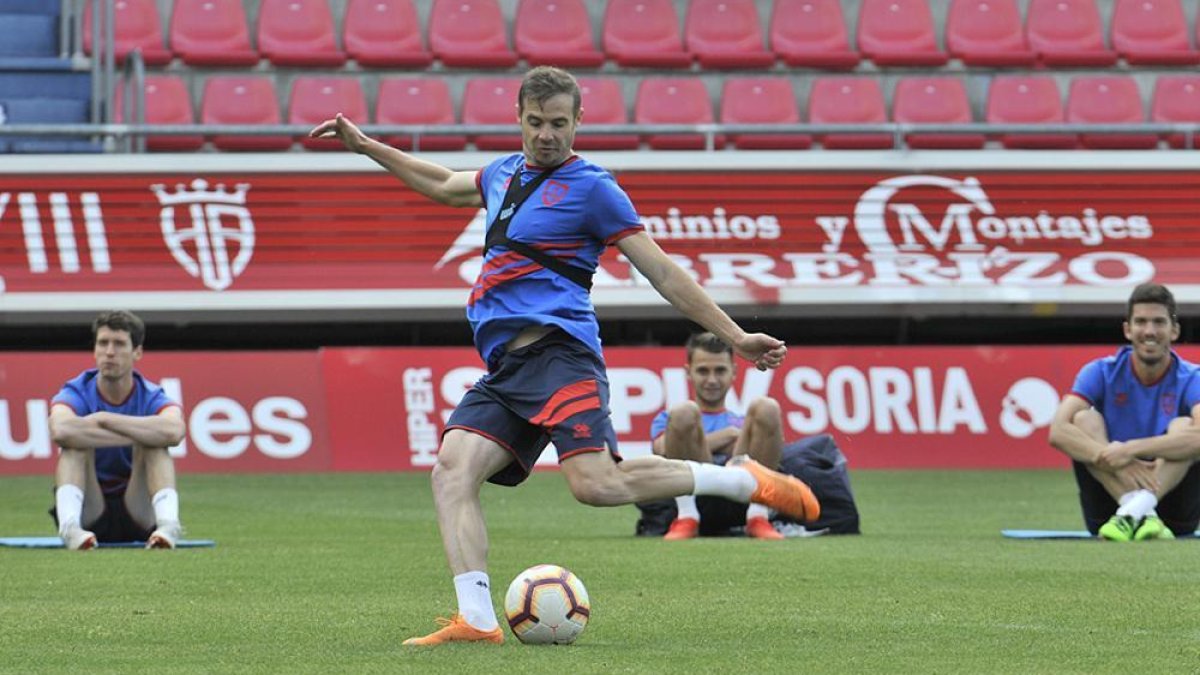 Ripa, que podría jugar hoy como central, se despedirá hoy como jugador numantino.-Valentín Guisande