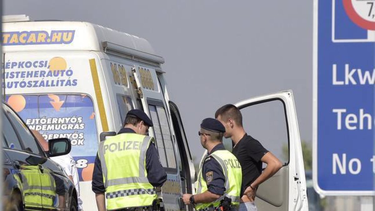 La policía austríaca inspecciona los vehículos de carga en una carretera cercana a la frontera con Hungría.-AP / HANS PUNZ