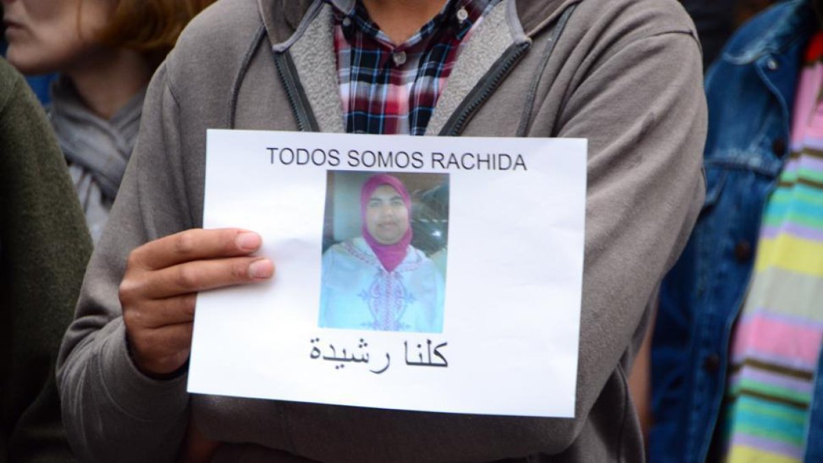 Un hombre sostiene una fotografía de la víctima en una de las concentraciones celebradas en Soria.-ALVARO MARTÍNEZ