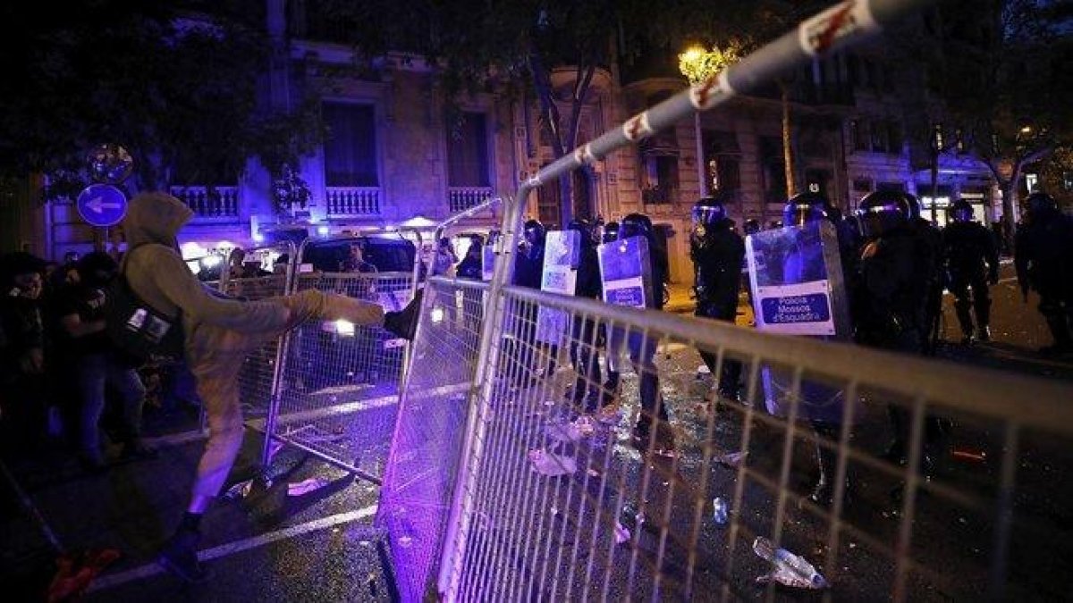 Incidentes en la concentración en los alrededores de la Delegación del Gobierno.-AFP / EMILIO MORENATTI