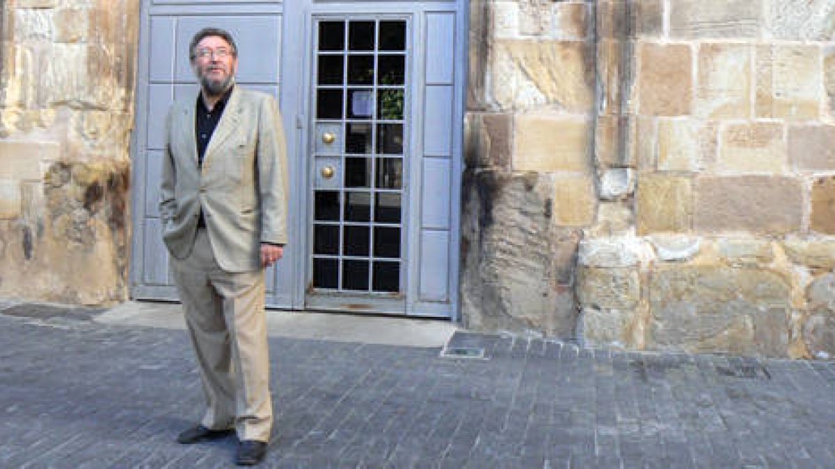 Carlos de la Casa en la puerta del Archivo Provincial de Soria. / PEDRO CALAVIA-