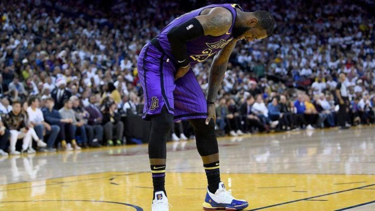 Lebron James, con dolor en el aductor en el partido ante Golden State.-EL PERIÓDICO