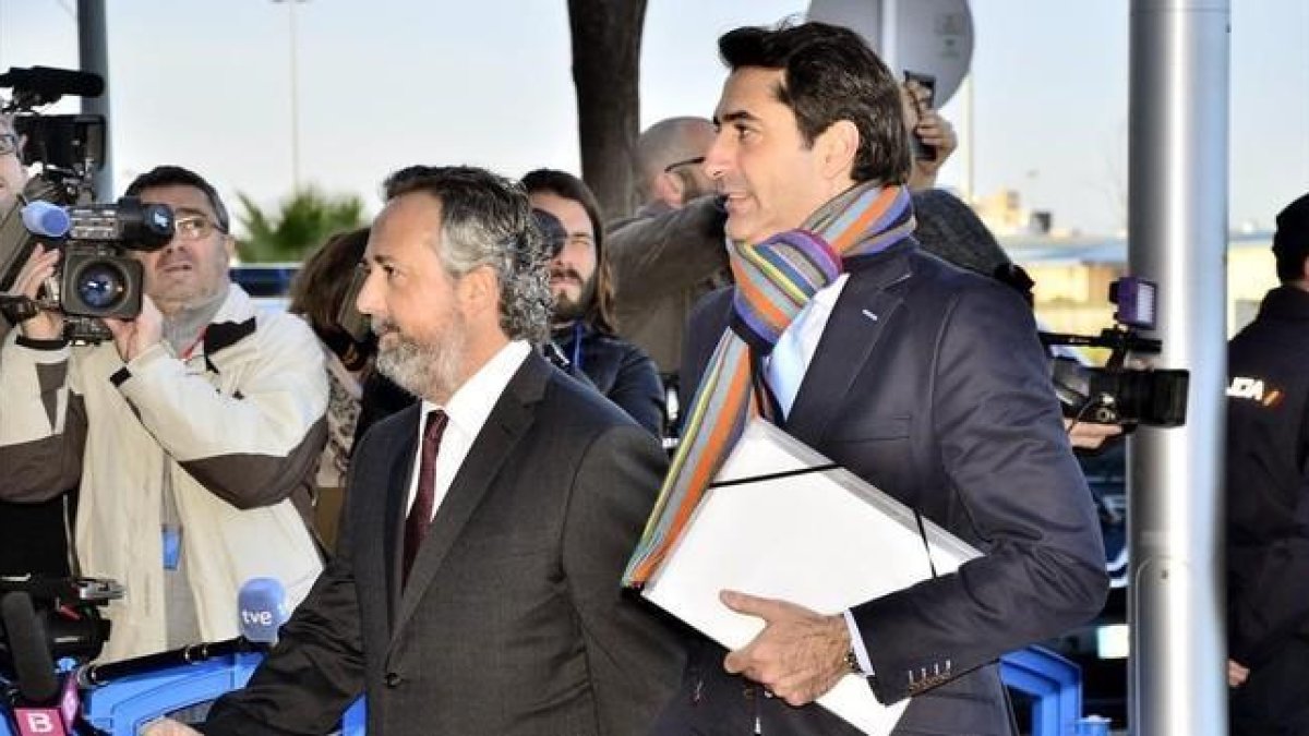 El exgerente de la Fundación Illesport, Gonzalo Bernal (derecha), este miércoles, a su llegada al juicio del 'caso Nóos'.-EFE / ATIENZA