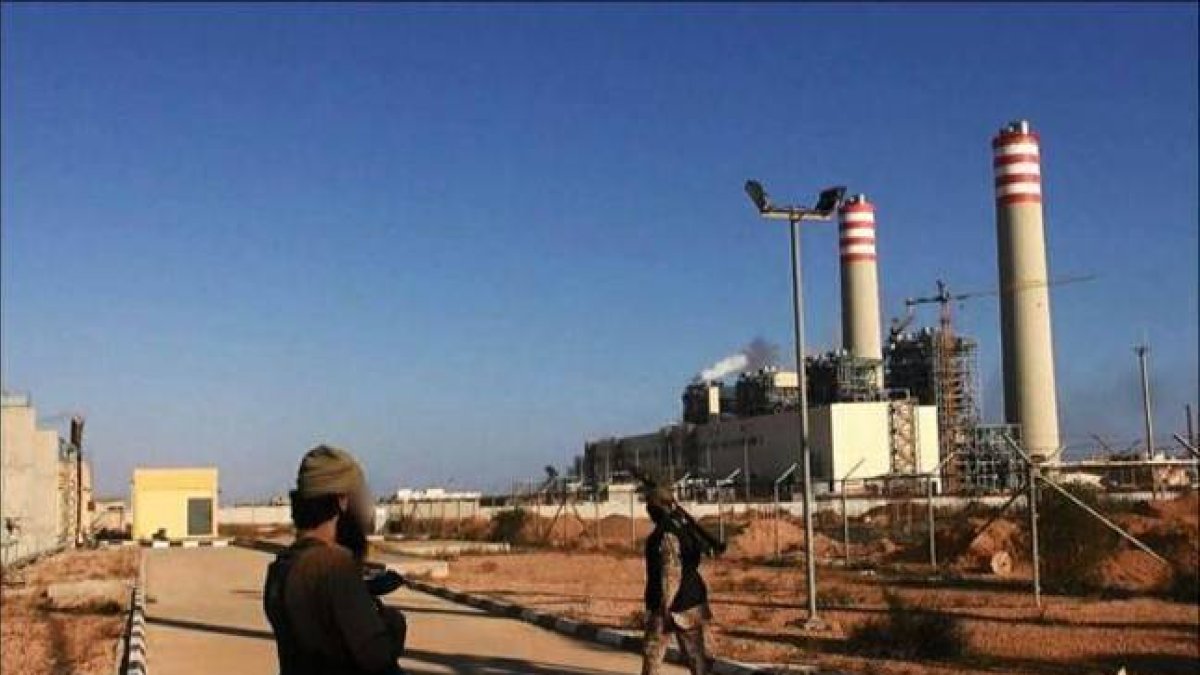 Dos yihadistas frente a la central eléctrica tomada en Sirte.-Foto: TWITTER