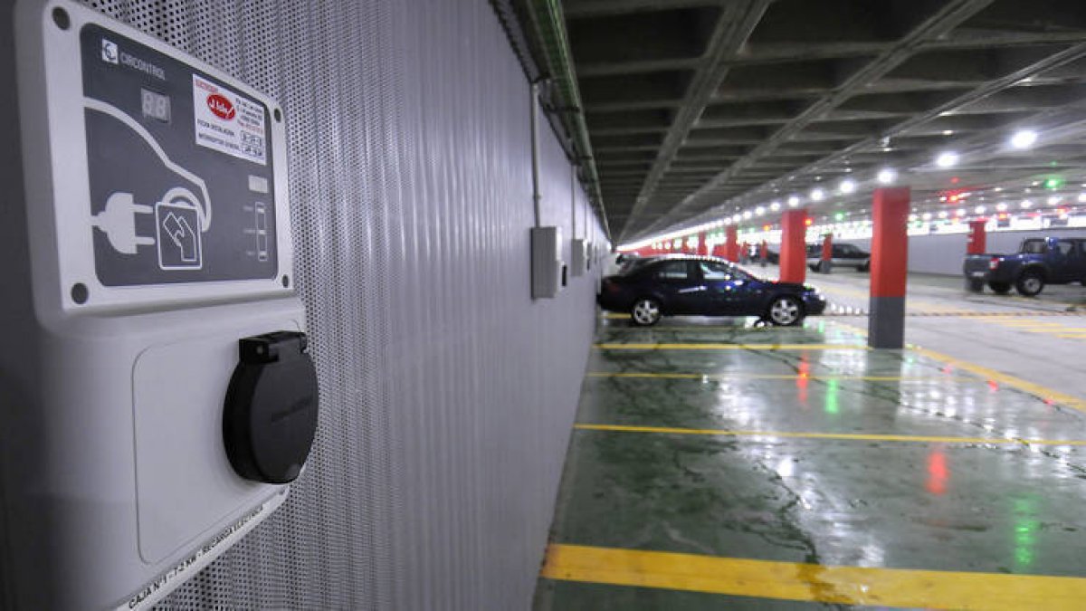Las plazas de aparcamiento que permiten la recarga de coches eléctricos. / VALENTÍN GUISANDE-