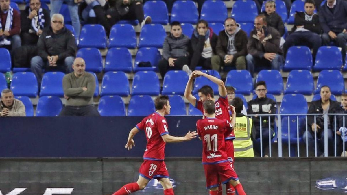 Elgezaba celebra el gol del empate, ayer, en La Rosaleda.-AREA 11