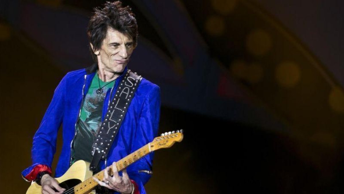 El guitarrista de los Rolling Stones Ron Wood, durante un concierto en La Habana (Cuba).-ENRIC MART
