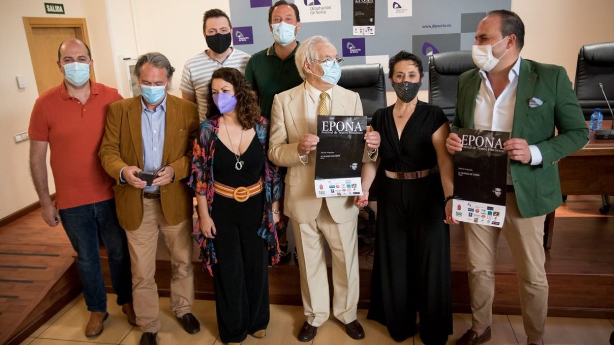 Tatiana Ramos, de negro, flanqueada de Vicente Marín y el alcalde de El Burgo, Miguel Cobo.-GONZALO MONTESEGURO