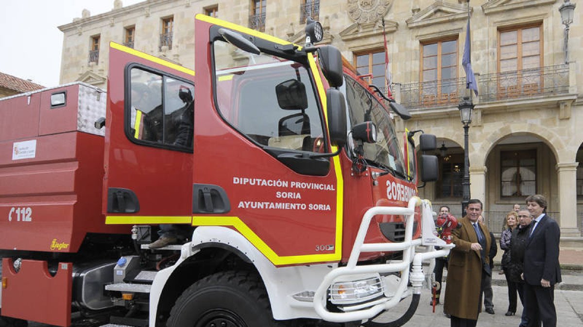 Camión entregado por la Diputación al Ayuntamiento pagado por la Junta ayer en la plaza Mayor. / ÚRSULA SIERRA-