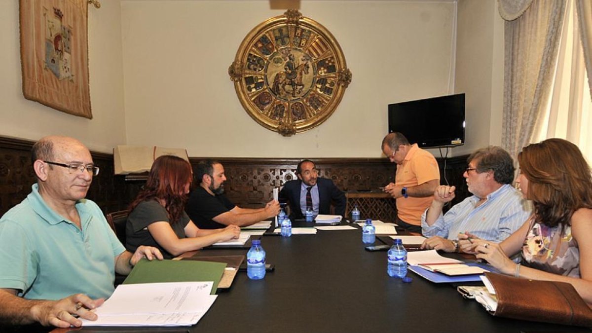 Mesa del Diálogo Social en una reunión en Diputación.-VALENTÍN GUISANDE
