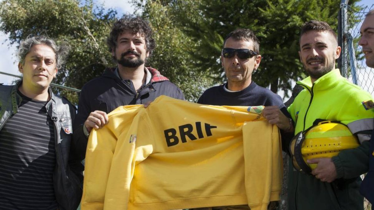 El procurador de IU-Equo, José Sarrión, visita la base abulense de Puerto del Pico de las Brigadas de Refuerzo contra Incendios Forestales (BRIF). En la foto junto al coordinador provincial de IU en Ávila, José Alberto Novoa y algunos de los miembros de l-Ical