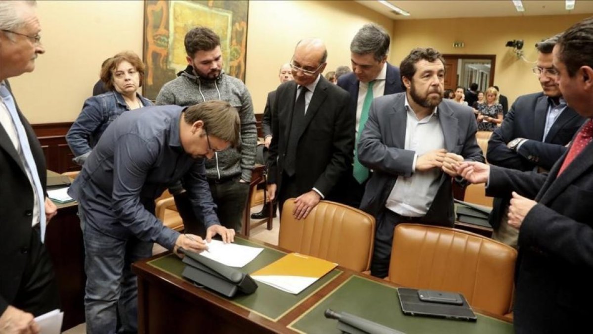 Los portavoces de la comisión de investigación del Ministerio del Interior, durante la firma de la sesión constitutiva.-JOSE LUIS ROCA