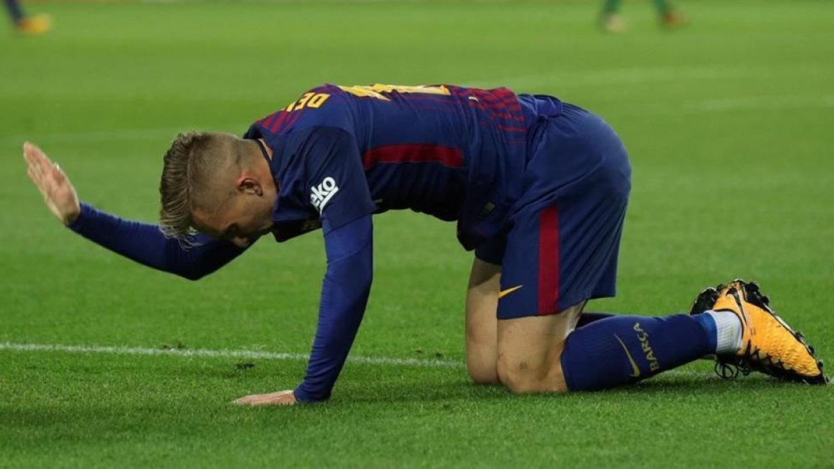 Deulofeu se lamenta por un error en el partido frente al Eibar.-ALBERT GEA