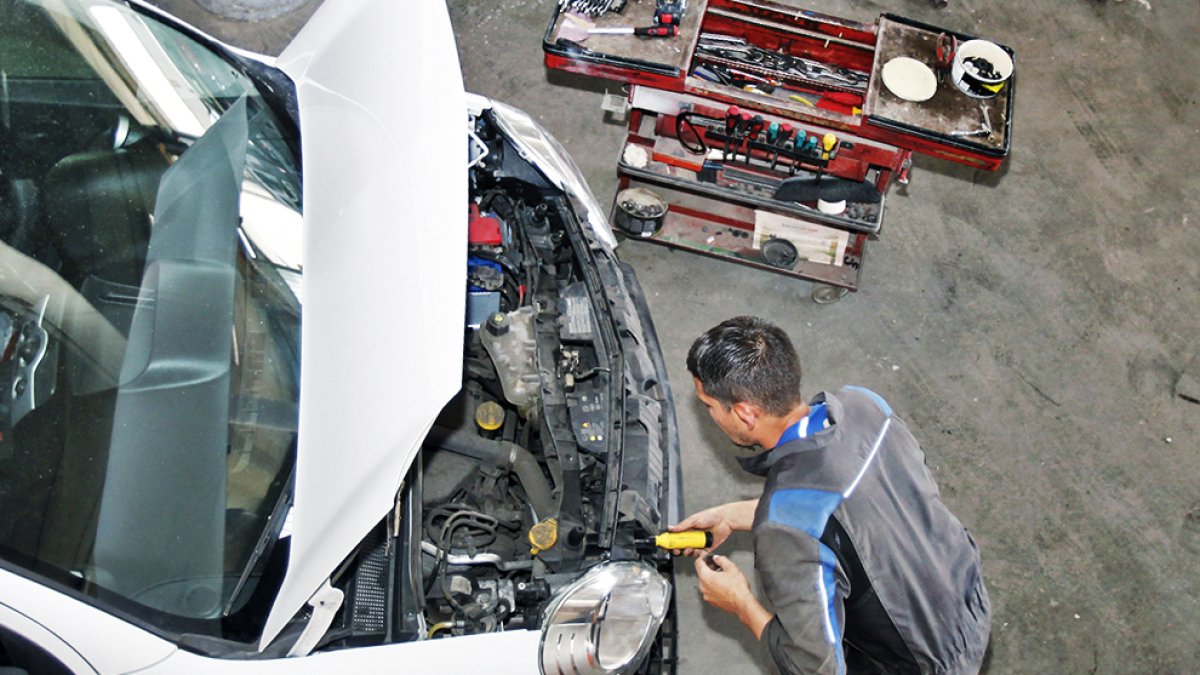 Un mecánico trabajando en un taller de Soria - MARIO TEJEDOR