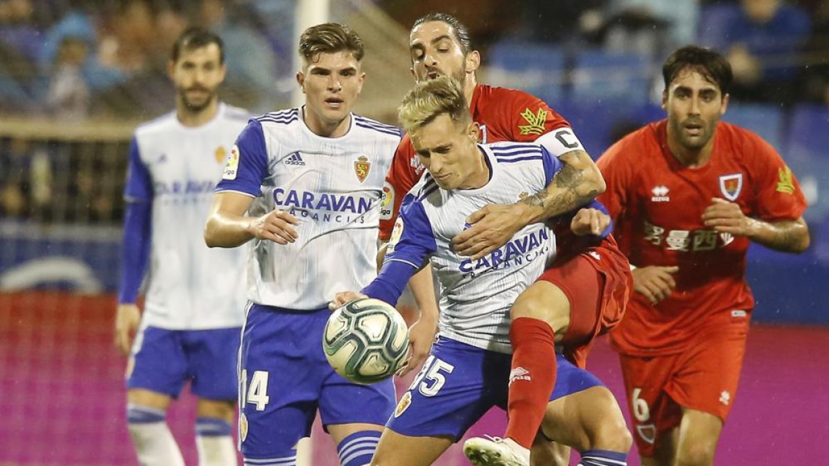 Marc Mateu pugna por el b alón con Álex Blanco, durante el partido del pasado sábado en La Romareda.-ÁREA 11