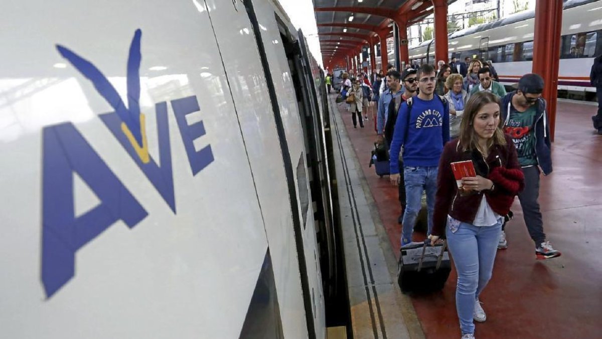 El AVE entre Palencia y León ya circula con normalidad, pero aún espera para hacerlo a los 350 kilómetros por hora.-EL MUNDO