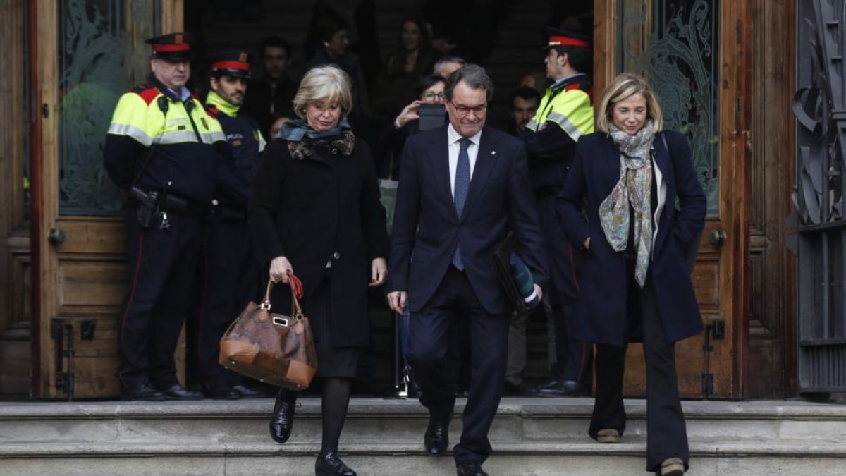 Irene Rigau, Artur Mas y Joana Ortega salen del TSJC el pasado 10 de febrero.-JULIO CARBÓ
