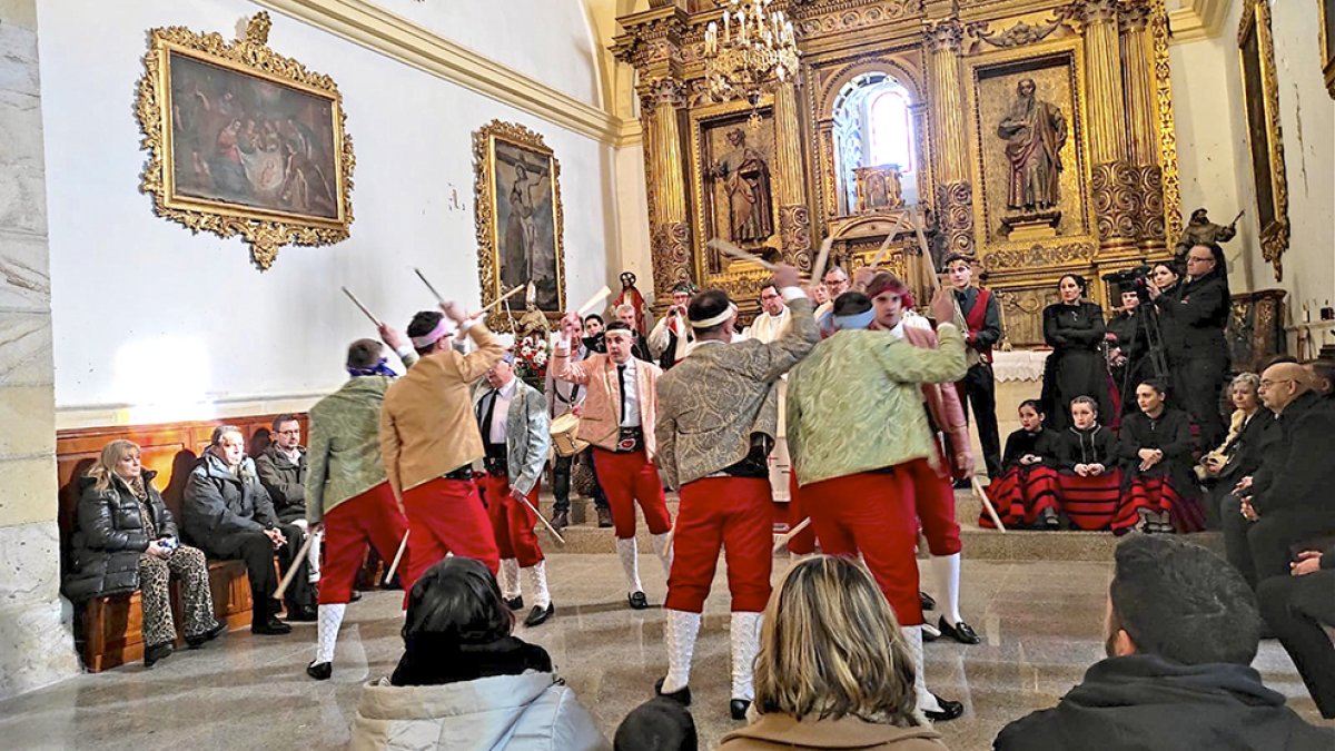 Casarejos ha abierto esta mañana el ciclo de las danzas del paloteo en Pinares.-C. EGEA
