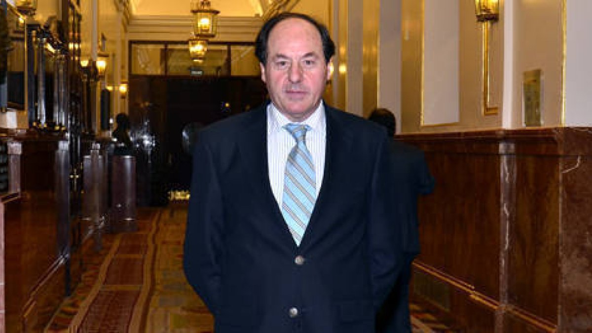 Javier Marqués en los pasillos de la Cámara Baja. / VALENTÍN GUISANDE-