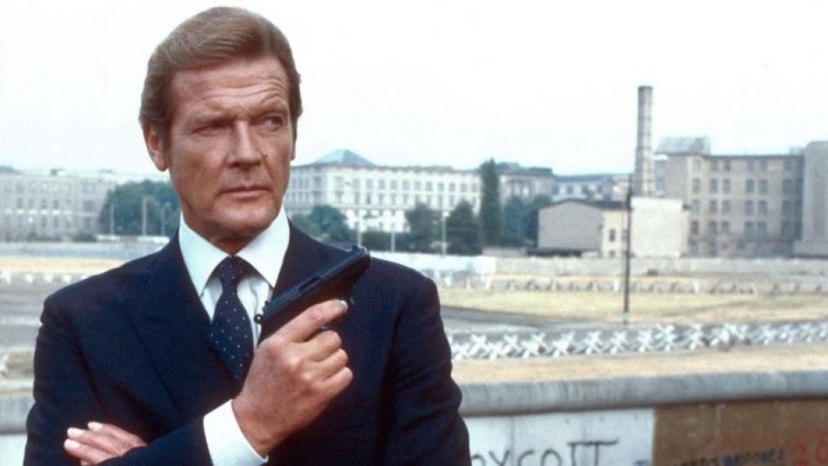 Roger Moore, como James Bond.-