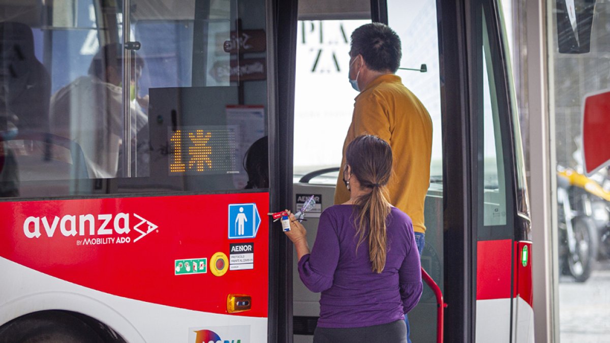 Pasajeros subiendo al autobus urbano de Soria. MARIO TEJEDOR