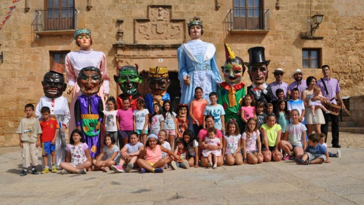 Vecinos de Morón posando durante uno de los días de fiesta.-CEDIDA