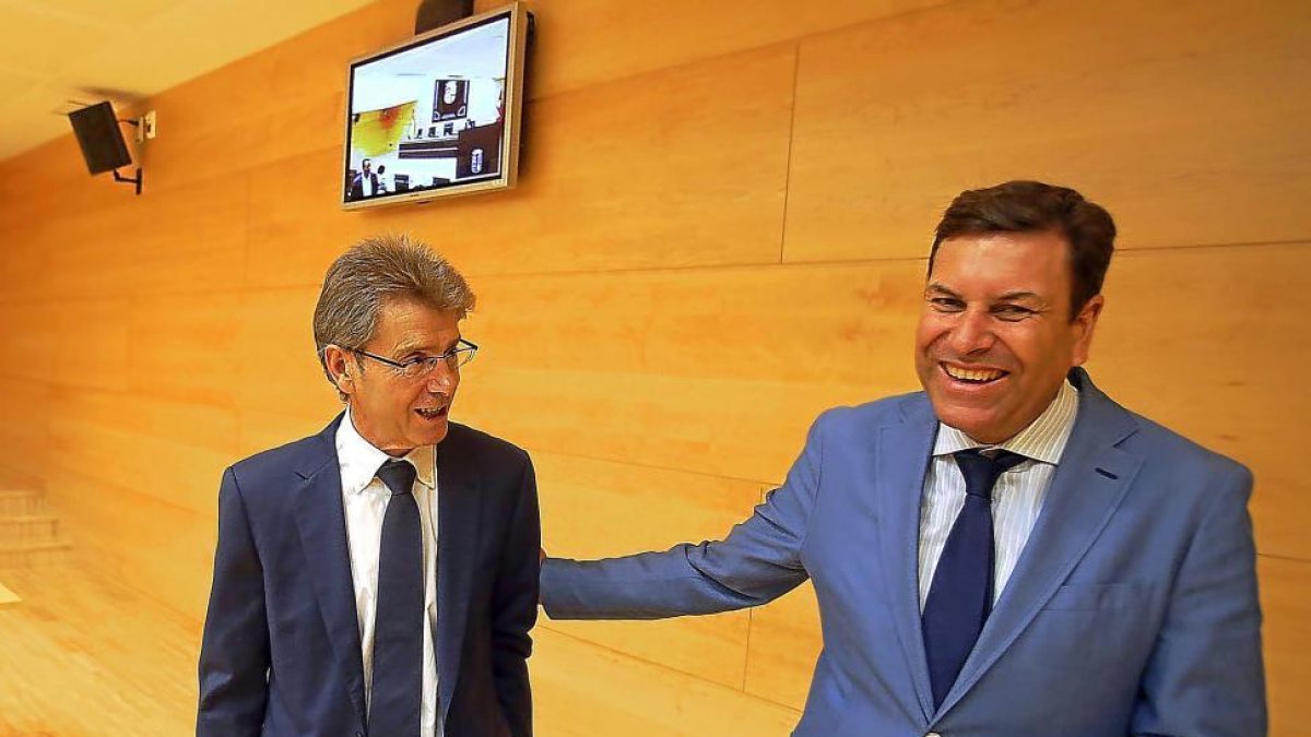 José María Pino, junto a Carlos Fernández Carriedo, portavoz del PP, antes de comparecer en la comisión.-ICAL