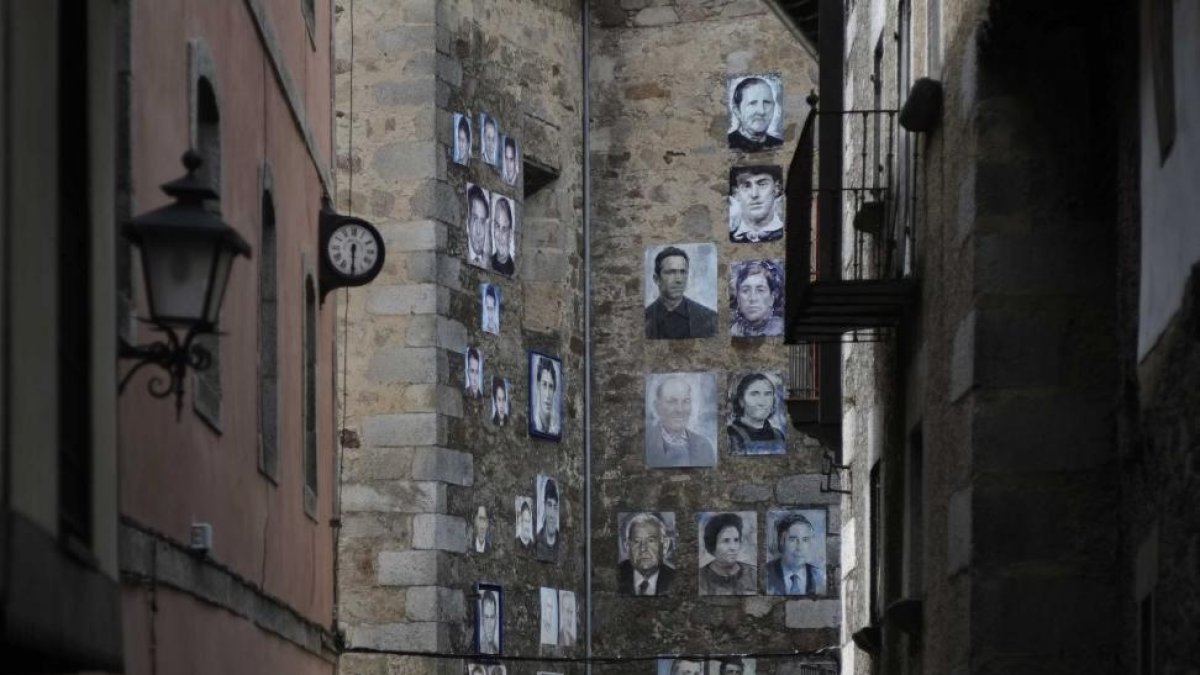 Fachada de la iglesia y de una vivienda-ENRIQUE CARRASCAL