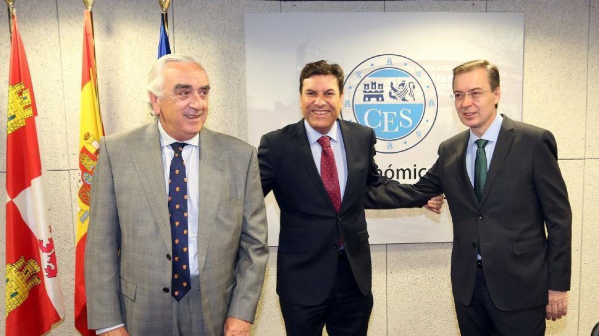 El consejero de Empleo de la Junta, Carlos Fernández Carriedo (C), y los presidentes de los CES de la Comunidad y de España, Germán Barrios y Marcos Peña (I), respectivamente-ICAL