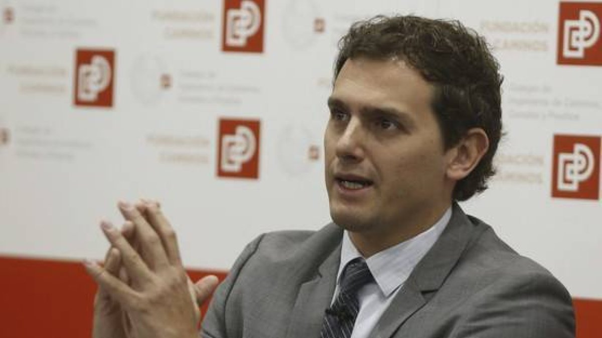 El presidente de Ciudadanos, Albert Rivera, durante la conferencia de prensa que ha ofrecido hoy en el Colegio de Ingenieros de Caminos, Canales y Puertos de Madrid.-Foto: EFE/ PACO CAMPOS