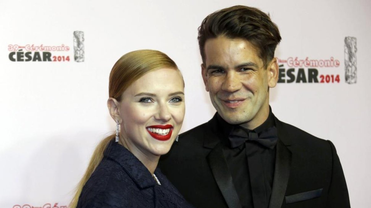 Scarlett Johansson y su ya exmarido Romain Dauriac, en febrero del 2014, en París.-REGIS DUVIGNAU