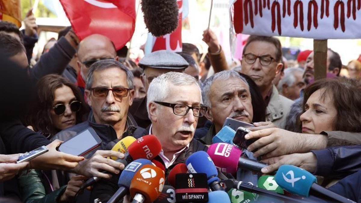 Los secretarios generales de UGT y CCOO Pepe Álvarez e Ignacio Fernández Toxo (hablando), respectivamente, al inicio de la manifestación convocada por los sindictatos que, con motivo del Primero de Mayo.-EFE