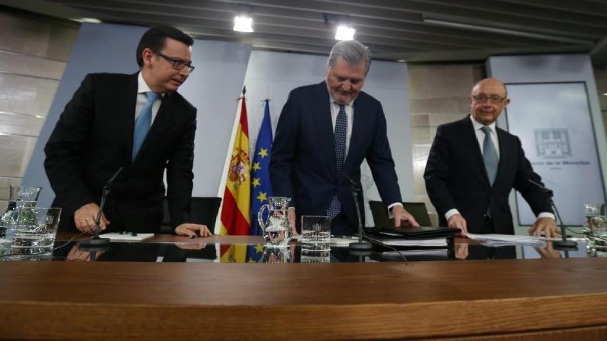 El ministro portavoz, Íñigo Mendez de Vigo, y los ministros de Hacienda, Cristóbal Montoro, y de Economía, Román Escolano .-/ DAVID CASTRO